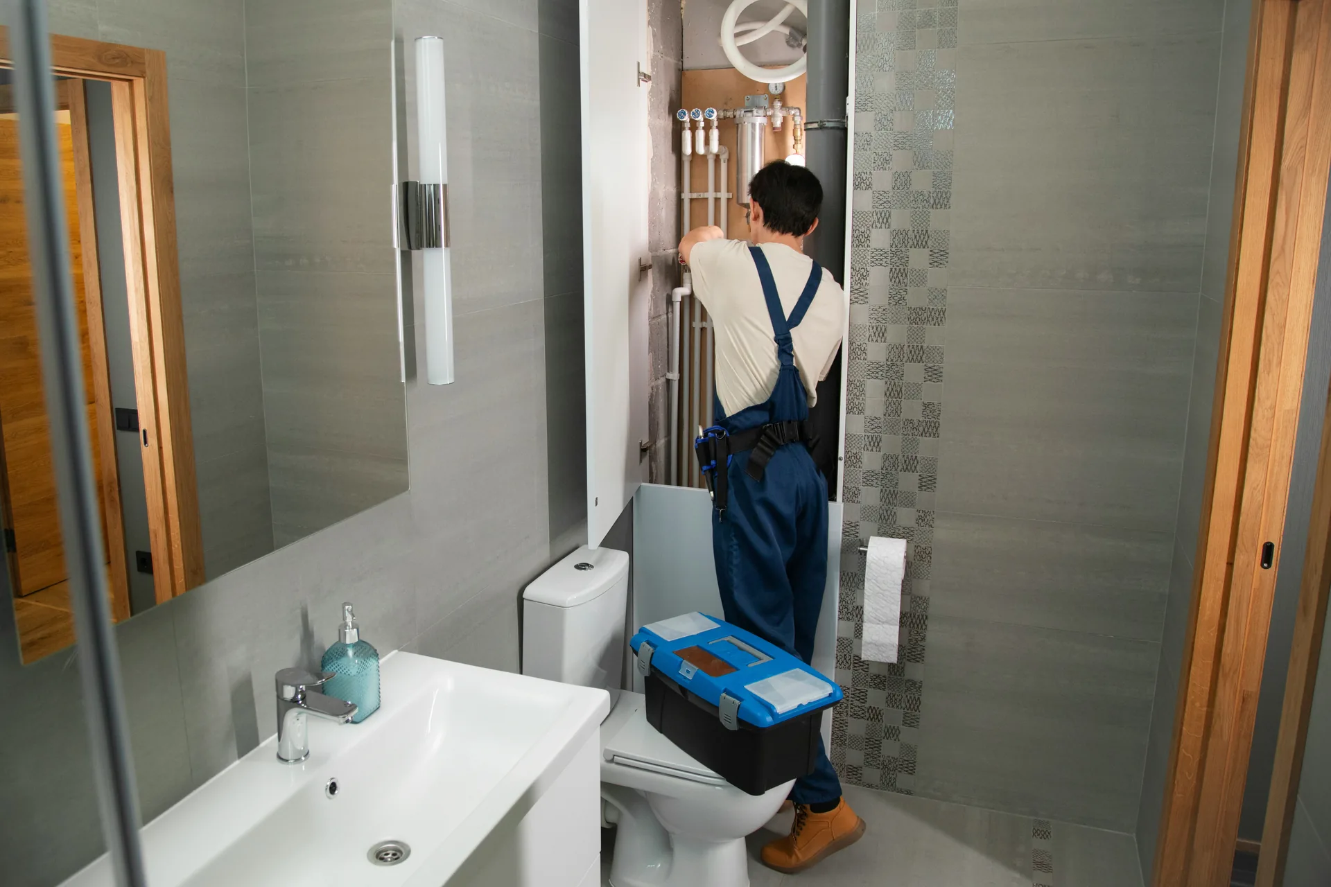 Installateur bei Sanitärarbeiten in einem Badezimmer
